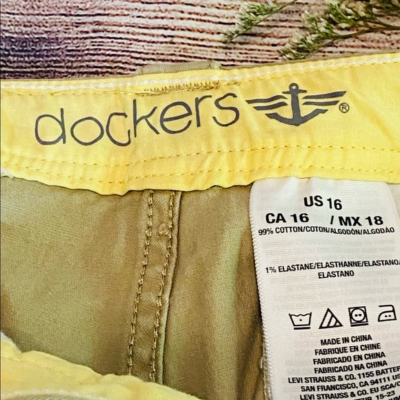 Dockers Women’s Shorts - Picture 3 of 4